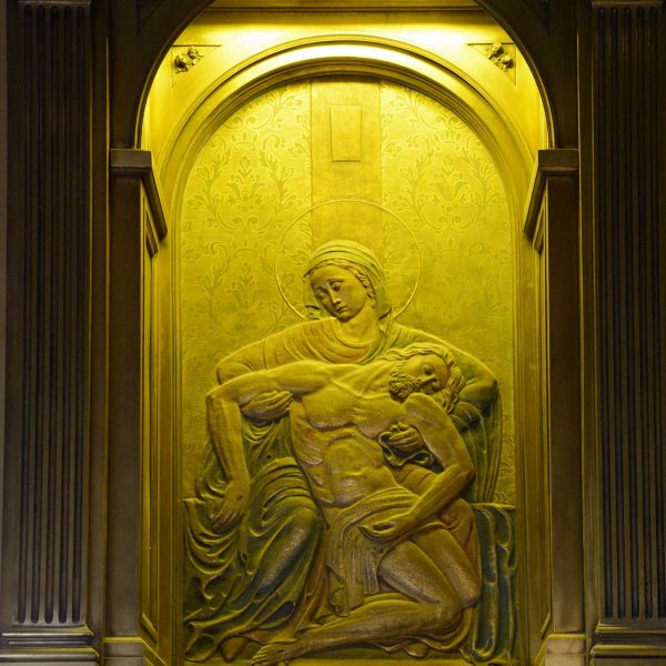 Vic.- Església barroca de la Pietat. Imatge de la Pietat en una capella lateral (7/2018)