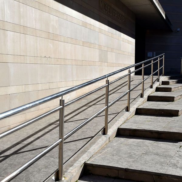 Vic.- Museu Episcopal de Vic (MEV) inaugurat el 2002 de planta irregular i estructura complexa – Escalinata i rampa d’accés a l’entrada principal (2/2020)