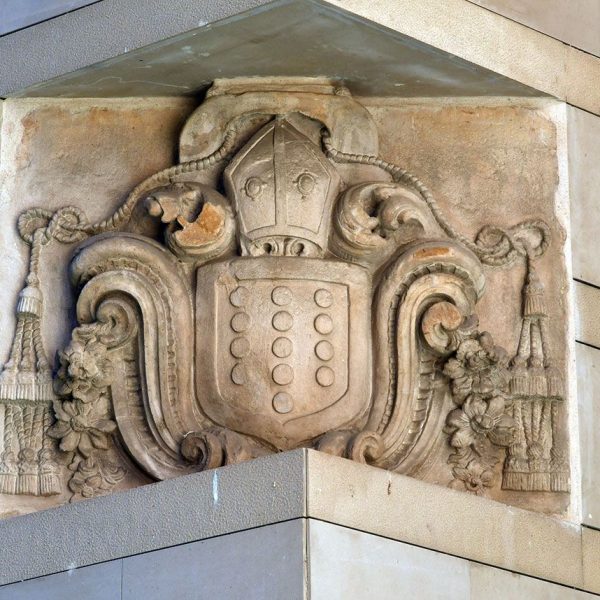 Vic.- Museu Episcopal de Vic (MEV), inaugurat el 2002. Un dels escuts de l'antic museu integrat a una cantonera del nou edifici (2/2020)