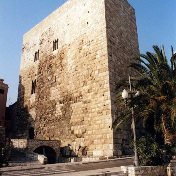 Tarragona.- Torre del Pretori romà o Castell del Rei, construït als anys 69 al 79 conjuntament amb el Fòrum Provincial. L’edifici actual conserva l’estil medieval (3/1997)