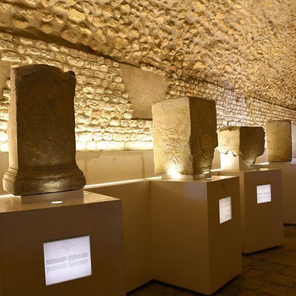 Tarragona.- Fòrum Provincial construït durant els anys 69 a 79 – Volta inferior del fòrum que mostra una col·lecció de pedestals amb inscripcions de varis personatges (3/2022)