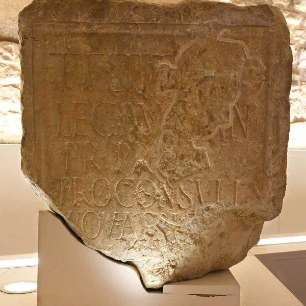 Tarragona.- Fòrum Provincial construït durant els anys 69 a 79 – Volta inferior del fòrum amb una mostra de làpides – Pedestal d’estàtua dedicada de Tit Flavi Titià (3/2022)