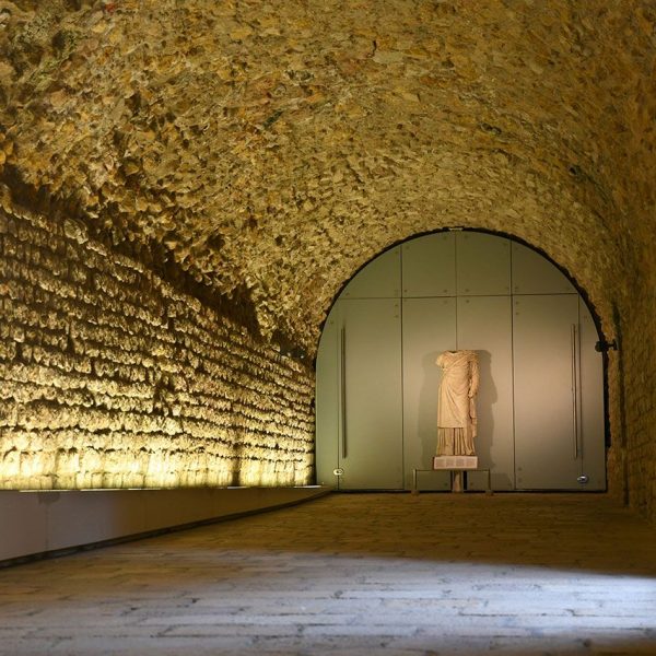 Tarragona.- Fòrum Provincial construït durant els anys 69 a 79 – Volta inferior del fòrum, al fons veiem una estàtua femenina d’entre els S. I i II dC. (3/2022)