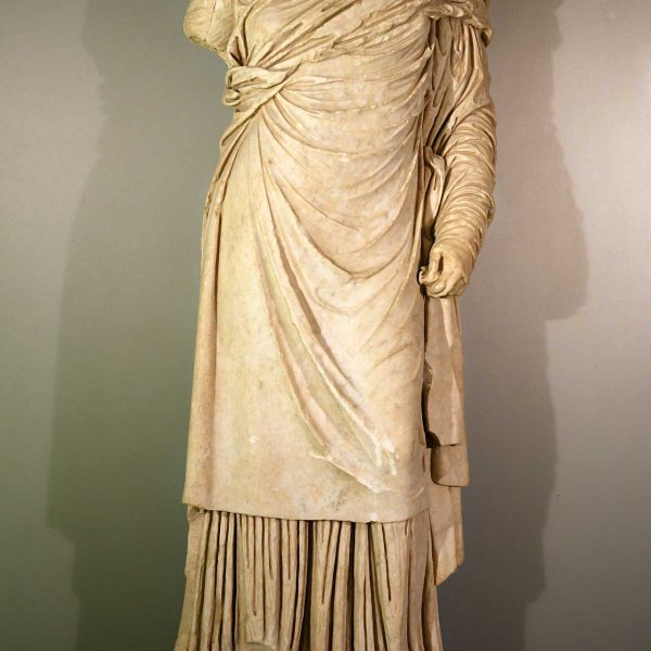 Tarragona.- Fòrum Provincial - Volta inferior del fòrum - Estàtua femenina d’entre els S. I i II dC. trobada l’any 1992 al parc de la ciutat (3/2022)