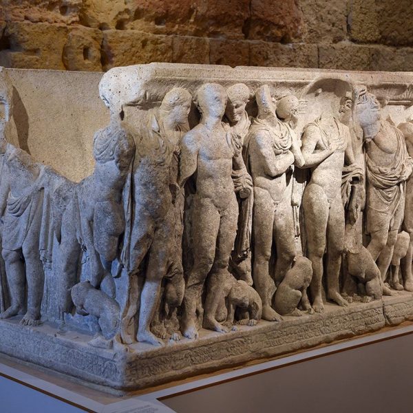 Tarragona.- Fòrum Provincial - Volta superior que exposa un dels sarcòfags romans més ben conservats conegut com “d’Hipòlit”, S. III recuperat del mar l’any 1948 (3/2022)
