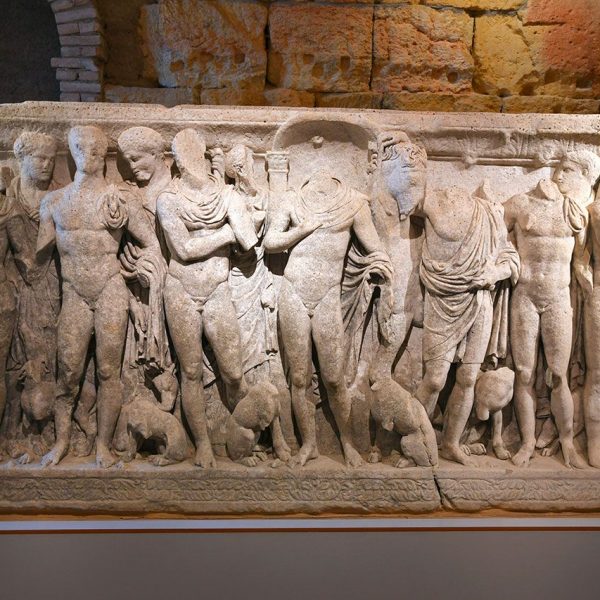 Tarragona.- Fòrum Provincial - Volta superior amb el sarcòfag conegut d’Hipòlit” del S. III dC. decorat pels quatre costats amb escenes del mite de l’heroi (3/2022)
