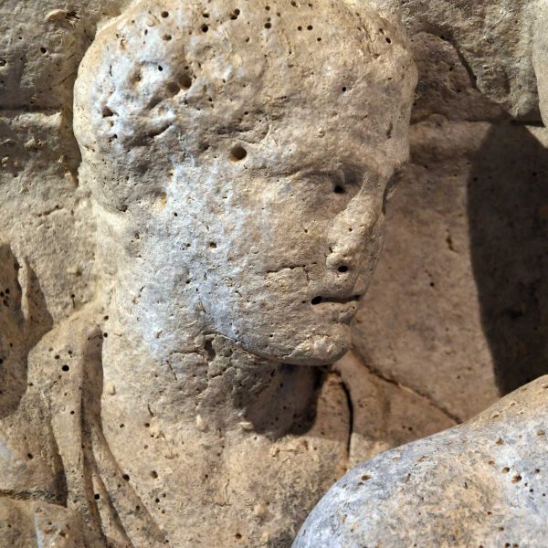 Tarragona.- Fòrum Provincial - Volta superior amb el sarcòfag conegut d’Hipòlit” del S. III dC. decorat pels quatre costats amb escenes del mite de l’heroi (3/2022)