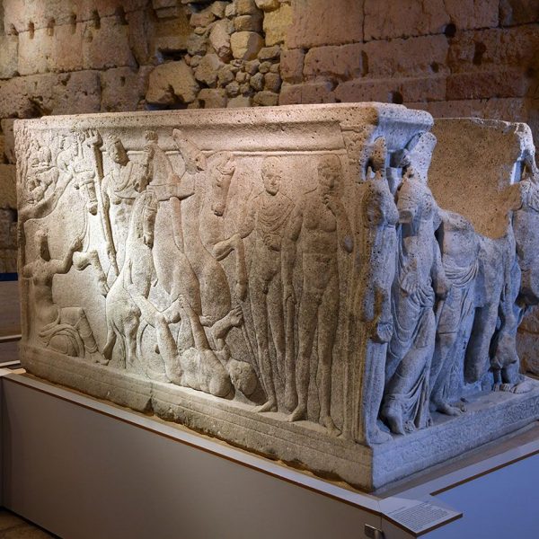 Tarragona.- Fòrum Provincial - Volta superior amb el sarcòfag conegut d’Hipòlit” del S. III dC. decorat pels quatre costats amb escenes del mite de l’heroi (3/2022)