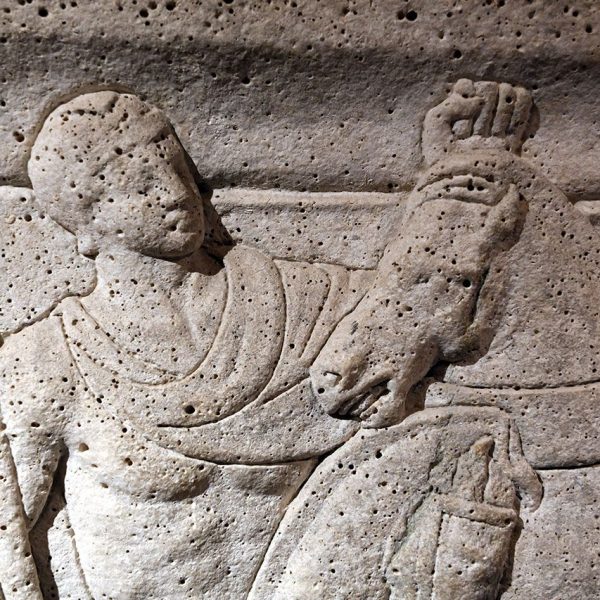 Tarragona.- Fòrum Provincial - Volta superior amb el sarcòfag conegut d’Hipòlit” del S. III dC. decorat pels quatre costats amb escenes del mite de l’heroi (3/2022)