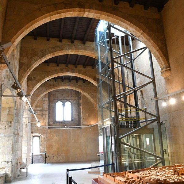 Tarragona.-Sala gòtica del Castell del Rei situada en el Pretori romà construïda cap l’any 1348. El sostre amb embigat de fusta reposa sobre cinc arcs diafragmàtics (3/2022)