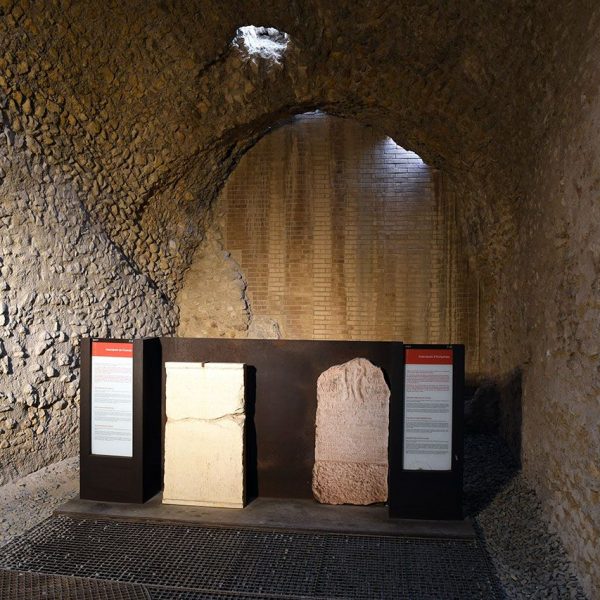 Tarragona.- Circ romà – Un dels espais menors aperturat a la Volta de Sant Ermenegild que exposa copies d’un altar funerari i una estel·la funerària d’Eutyches (3/2022)
