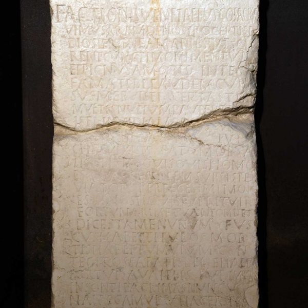 Tarragona.- Circ romà – Còpia d’un altar funerari de finals del S. I dedicat a l’auriga Fuscus situat en un dels espais menors de la Volta de Sant Ermenegild (3/2022)