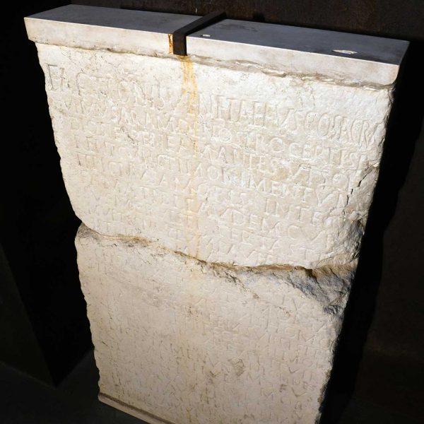 Tarragona.- Circ romà – Còpia d’un altar funerari de finals del S. I dedicat a l’auriga Fuscus situat en un dels espais menors de la Volta de Sant Ermenegild (3/2022)