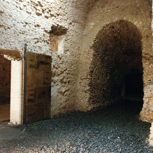 Tarragona.- Circ romà – Espai menor oberturat a la Volta de Sant Ermenegild que de manera radial segueix la corba del final del circ (9/1998)