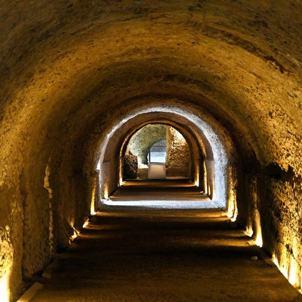 Tarragona.- Circ romà – Volta sota el carrer Enrajolat de 93 Mts. de longitud. En el mur meridional si obren sis espais en bateria de planta rectangular (3/2022)