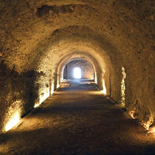 Tarragona.- Circ romà – Volta sota el carrer Enrajolat de 93 Mts. de longitud. En el mur meridional si obren sis espais en bateria de planta rectangular (3/2022)