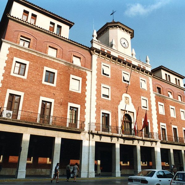 Tortosa.- Ajuntament d’estil monumentalista/academicista, S. XX de planta baixa i tres pisos ocupa un sector de la plaça porxada. El cos central està coronat per una torre (7/1996)