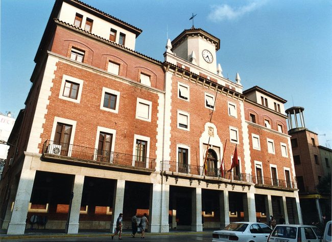Tortosa.- Ajuntament d’estil monumentalista/academicista, S. XX de planta baixa i tres pisos ocupa un sector de la plaça porxada. El cos central està coronat per una torre (7/1996)