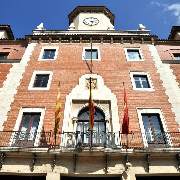 Tortosa.- Ajuntament, S. XX – Cos central de l’edifici de més alçada que els laterals amb un balcó de tres obertures coronat per una torre octogonal amb un rellotge (7/2012)