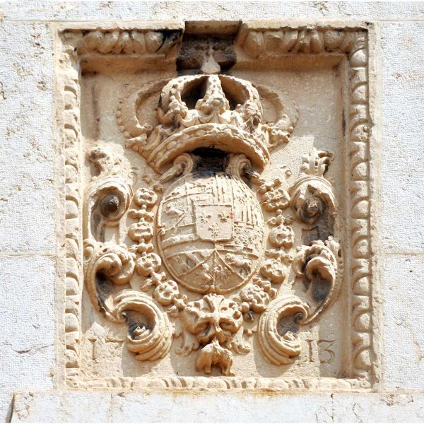 Tortosa.- Ajuntament, S. XX – Escut d’armes de Felip V de la façana que porta la inscripció de 1713 (7/2012)