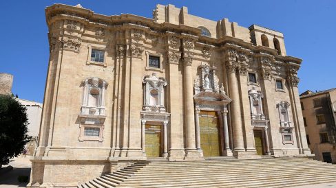 Tortosa.- Catedral de Santa Maria començada a construir l’any 1347 – Façana barroca de cinc cossos projectada l’any 1625 i acabada a mitjans del S. XVIII (7/2022)