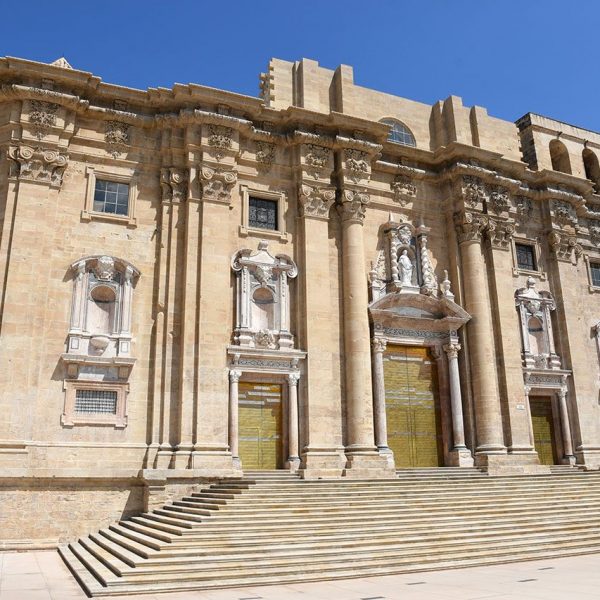 Tortosa.- Catedral de Santa Maria començada a construir l’any 1347 – Façana barroca de cinc cossos projectada l’any 1625 i acabada a mitjans del S. XVIII (7/2022)