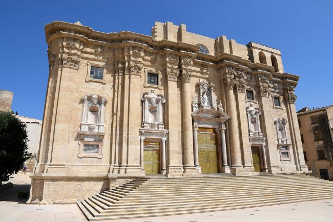Tortosa.- Catedral de Santa Maria començada a construir l’any 1347 – Façana barroca de cinc cossos projectada l’any 1625 i acabada a mitjans del S. XVIII (7/2022)