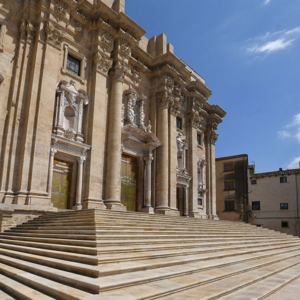 Tortosa.- Catedral de Santa Maria començada a construir l’any 1347 – Façana barroca de cinc cossos projectada l’any 1625 i acabada a mitjans del S. XVIII (7/2022)