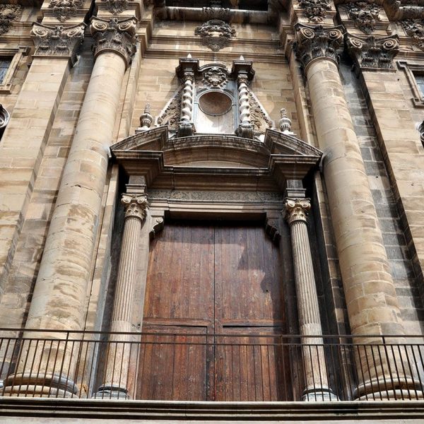 Tortosa.- Catedral de Santa Maria – Portalada central flanquejada per columnes que suporten un frontó trencat, tot delimitat per dues grosses columnes (6/2012)