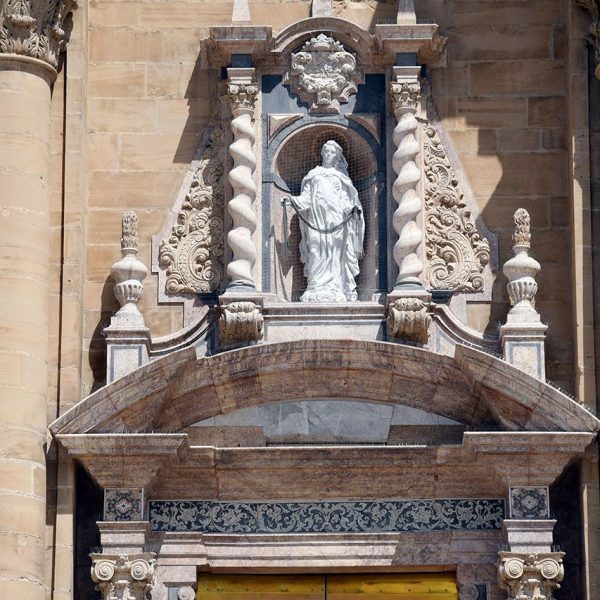 Tortosa.- Catedral de Santa Maria – Portalada central coronada per la imatge de Nostra Senyora de la Cinta dins una fornícula flanquejada per columnes salomòniques (7/2022)