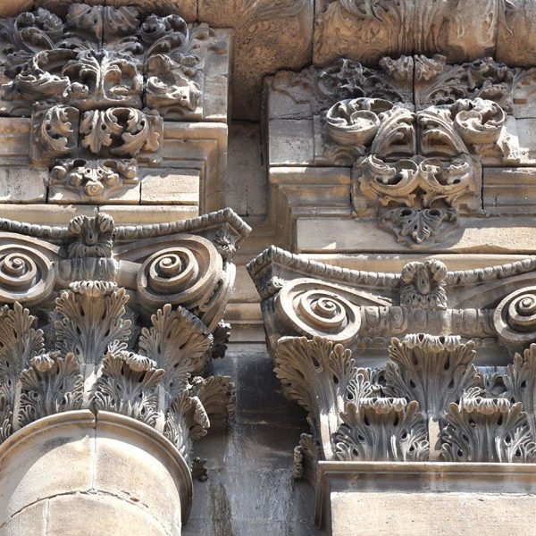 Tortosa.- Catedral de Santa Maria – Columnes i pilastres amb capitells del cos central de la façana que suporten una cornisa amb decoració vegetal (7/2012)