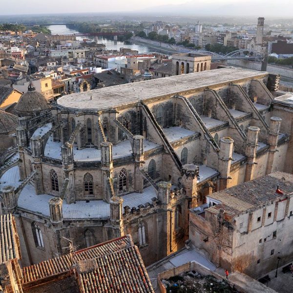 Tortosa.- Catedral de Santa Maria – Vista de situació de l’edifici on s’observa l’absis poligonal envoltat per una doble girola, model únic a Catalunya (7/2012)