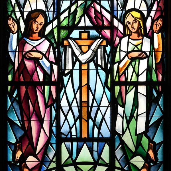 Tortosa.- Església del Col·legi de les Teresianes – Vitralls de colors d’una de les finestres de la nau (7/2022)