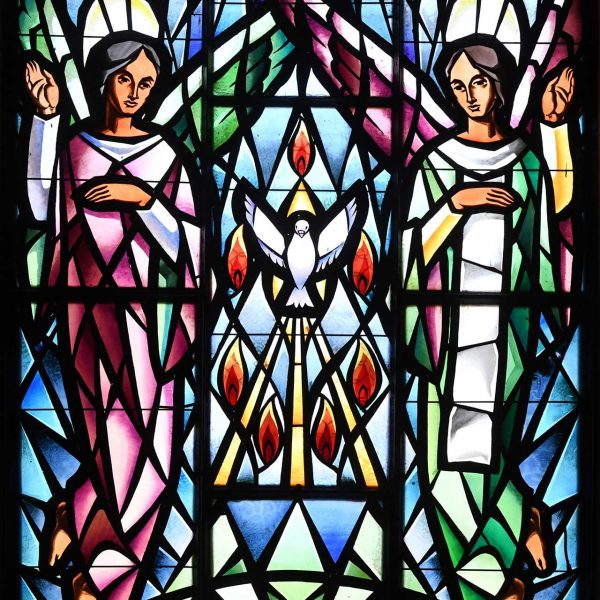 Tortosa.- Església del Col·legi de les Teresianes – Vitralls de colors d’una de les finestres de la nau (7/2022)