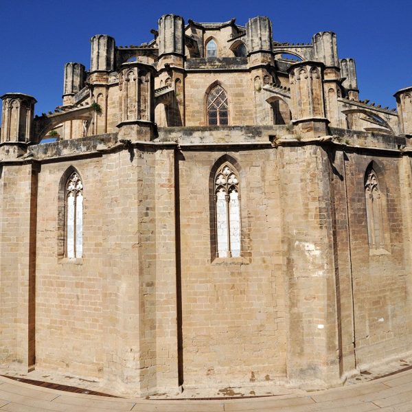 Tortosa.- Catedral de Santa Maria – Vista posterior amb l’absis poligonal format per una doble girola, model únic a Catalunya que permet tres nivells de finestres (7/2012)