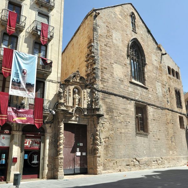 Tortosa.- Catedral de Santa Maria – Porta barroca de l’Olivera coronada amb la imatge de la Verge de la Cinta que dona entrada a la catedral a través del claustre (7/2012)