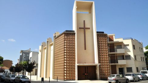 Tortosa.- Església Mare de Déu dels Dolors inaugurada l’any 1970 de l’arquitecte Frederic Llorca - Façana principal amb una gran creu dins una caixa vertical (7/2012)