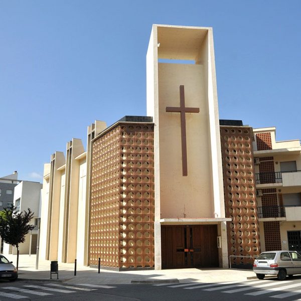 Tortosa.- Església Mare de Déu dels Dolors inaugurada l’any 1970 de l’arquitecte Frederic Llorca - Façana principal amb una gran creu dins una caixa vertical (7/2012)