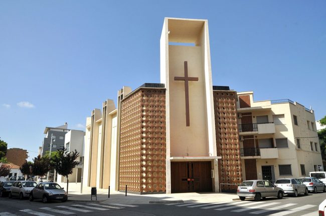 Tortosa.- Església Mare de Déu dels Dolors inaugurada l’any 1970 de l’arquitecte Frederic Llorca - Façana principal amb una gran creu dins una caixa vertical (7/2012)