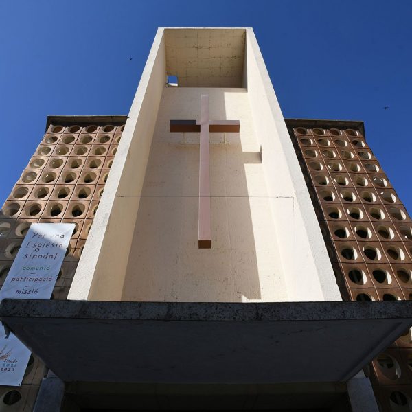 Tortosa.- Església Mare de Déu dels Dolors inaugurada l’any 1970 de l’arquitecte Frederic Llorca - Façana principal amb una gran creu dins una caixa vertical (7/2022)