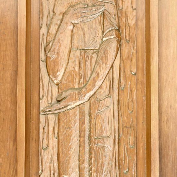 Tortosa.- Església Mare de Déu dels Dolors inaugurada l’any 1970 – Detall de la porta decorada amb un baix relleu (7/2022)