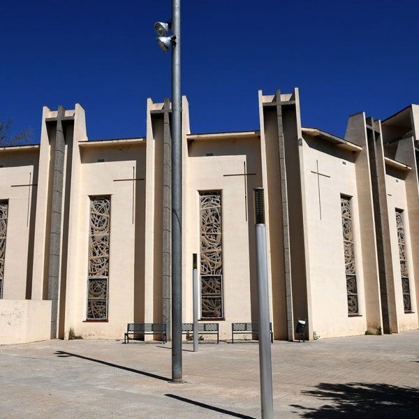 Tortosa.- Església Mare de Déu dels Dolors inaugurada l’any 1970 - Vista lateral amb cossos separats per espais verticals que contenen una creu (7/2022)