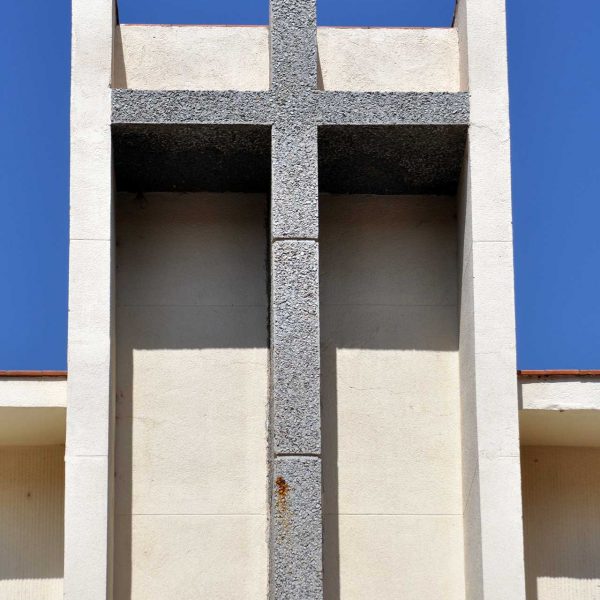 Tortosa.- Església Mare de Déu dels Dolors inaugurada l’any 1970 - Detall d’un espais verticals que connecten els diversos cossos amb una creu a l’interior (7/2012)