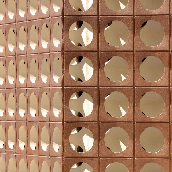 Tortosa.- Església Mare de Déu dels Dolors – Gelosia de panels circulars d’obra que cobreixen la façana i part dels laterals que permeten la il·luminació interior (7/2012)