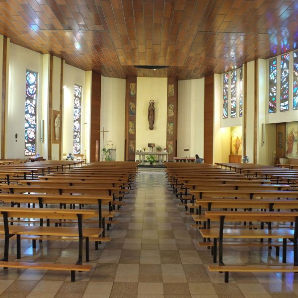 Tortosa.- Església Mare de Déu dels Dolors inaugurada l’any 1970 d’una sola nau de planta oval i sostre pla il·luminat per vitralls de colors al laterals (7/2012)