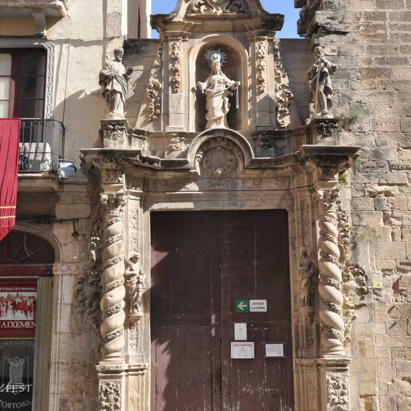 Tortosa.- Catedral de Santa Maria – Porta barroca de l’Olivera flanquejada per columnes salomòniques coronada per la imatge de la Verge de la Cinta (7/2012)