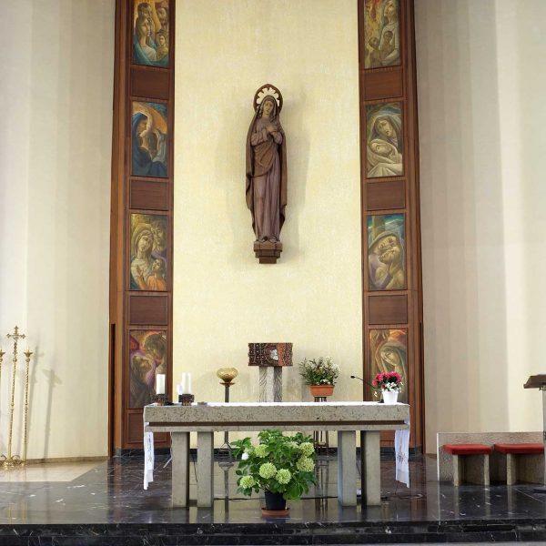 TTortosa.- Església Mare de Déu dels Dolors inaugurada l’any 1970 – Vista del presbiteri centrat per la Mare de Déu dels Dolors flanquejada per vuit plafons pintats (7/2012)