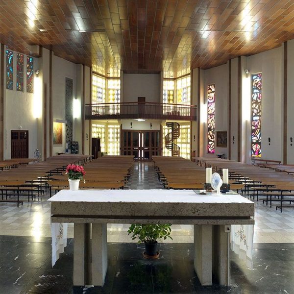 Tortosa.- Església Mare de Déu dels Dolors inaugurada l’any 1970 – Vista del fons de la nau coberta plana i cor accessible per una escala de cargol (7/2012)