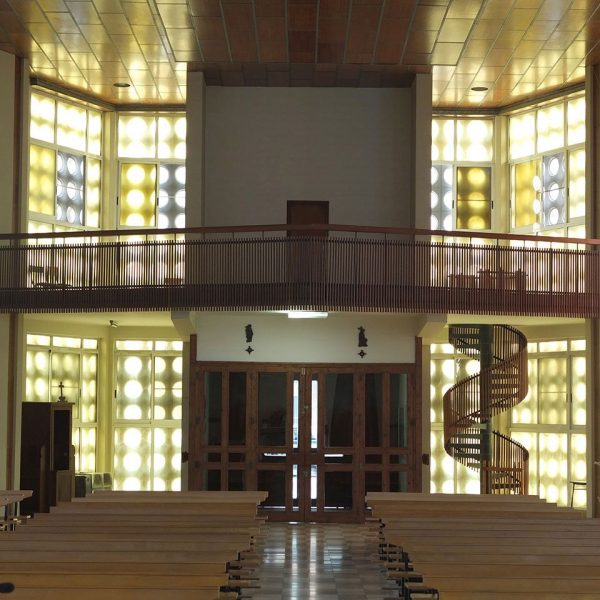 Tortosa.- Església Mare de Déu dels Dolors inaugurada l’any 1970 – Cor accessible per una escala de cargol i il·luminada a través de la gelosia de la façana (7/2012)