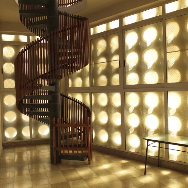 Tortosa.- Església Mare de Déu dels Dolors inaugurada l’any 1970 – Cor accessible per una escala de cargol i il·luminada a través de la gelosia de la façana (7/2012)